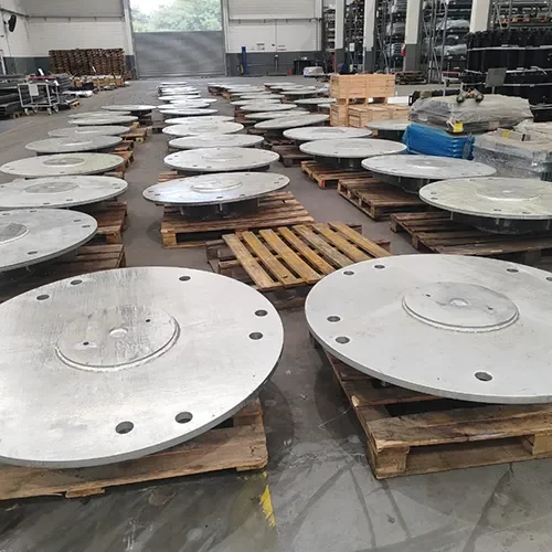 Peças metálicas circulares na oficina