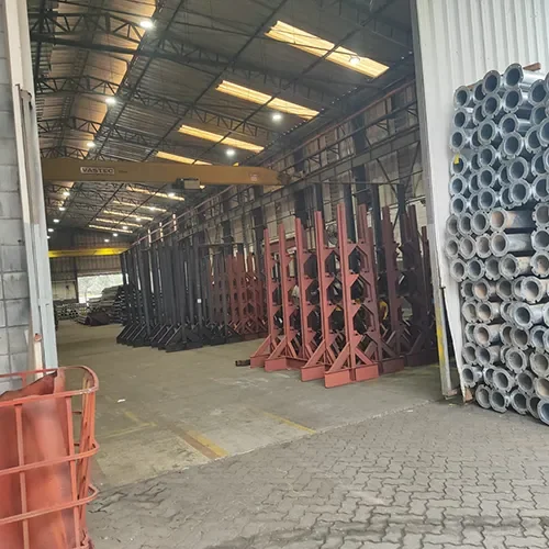 Estruturas e materiais organizados no galpão