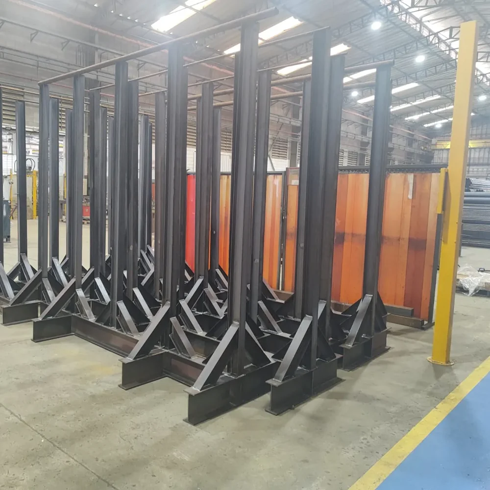 Conjunto de estruturas metálicas verticais