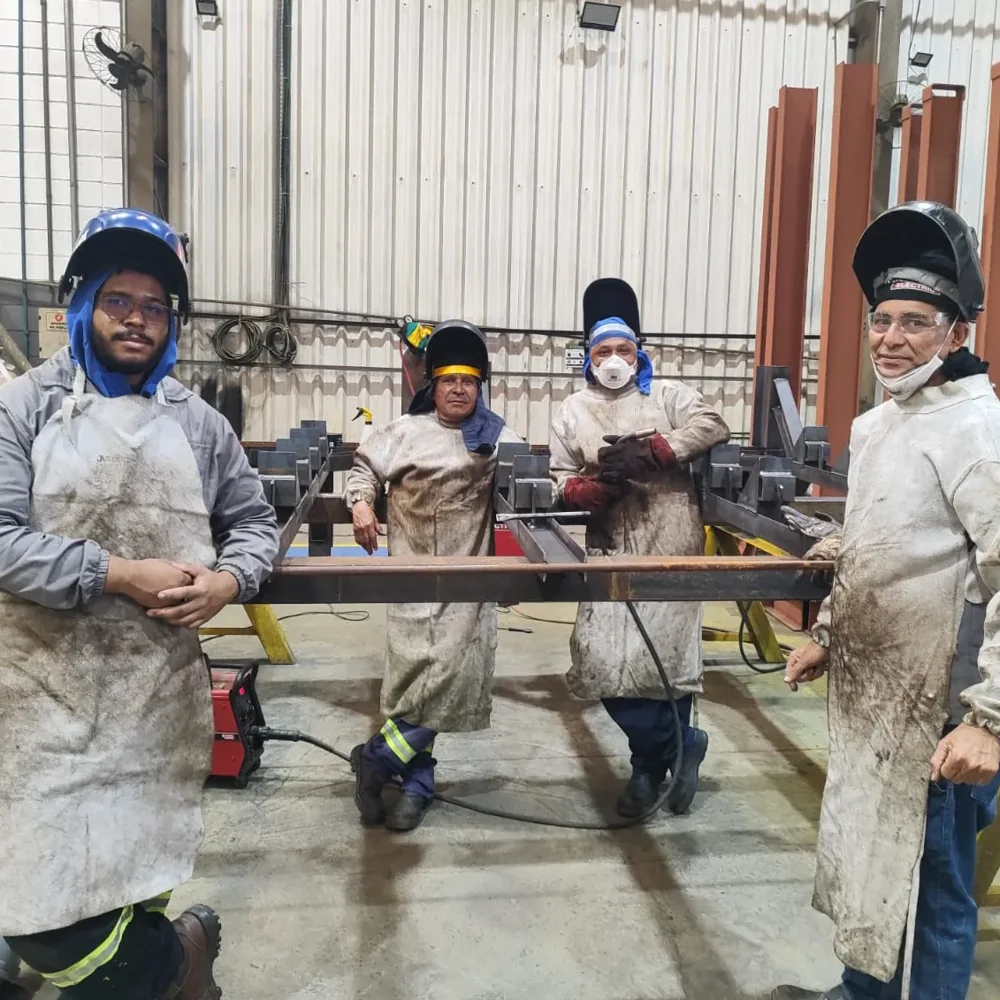Equipe trabalhando na oficina