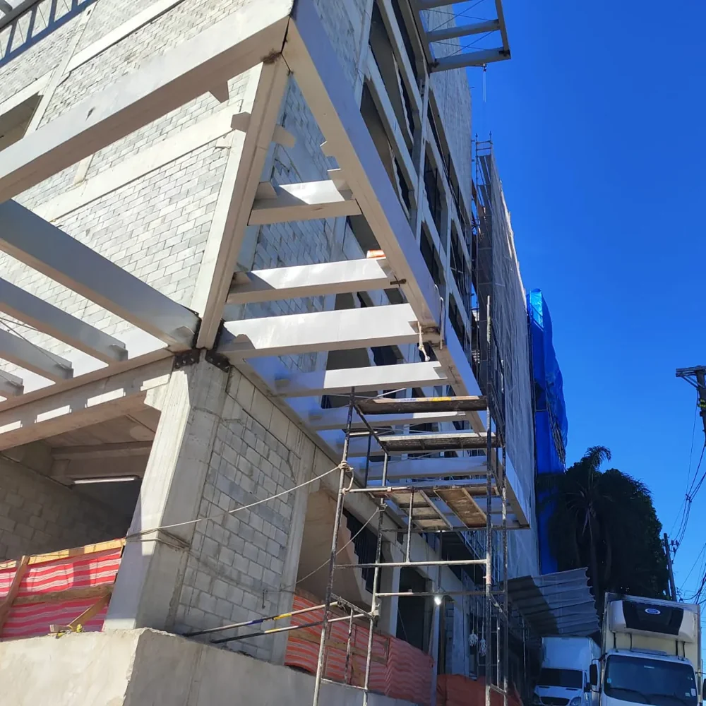 Escada metálica externa