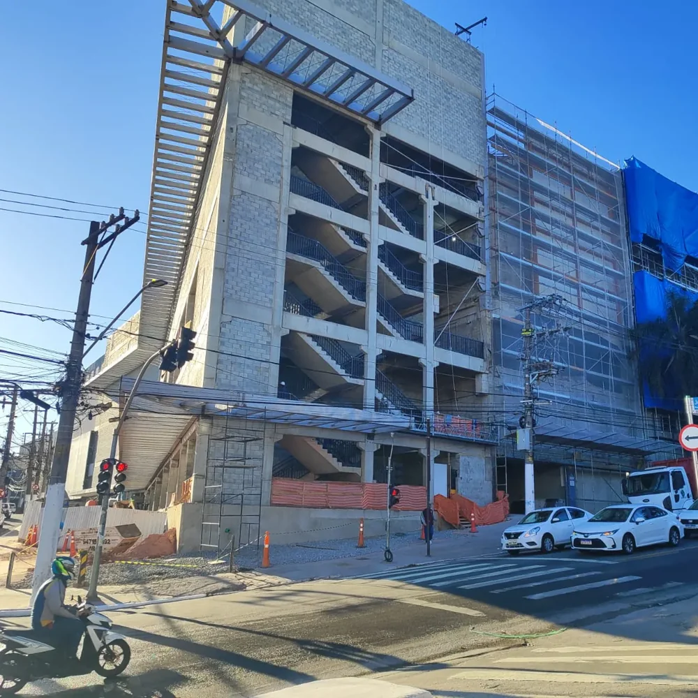 Estrutura metálica em edifício